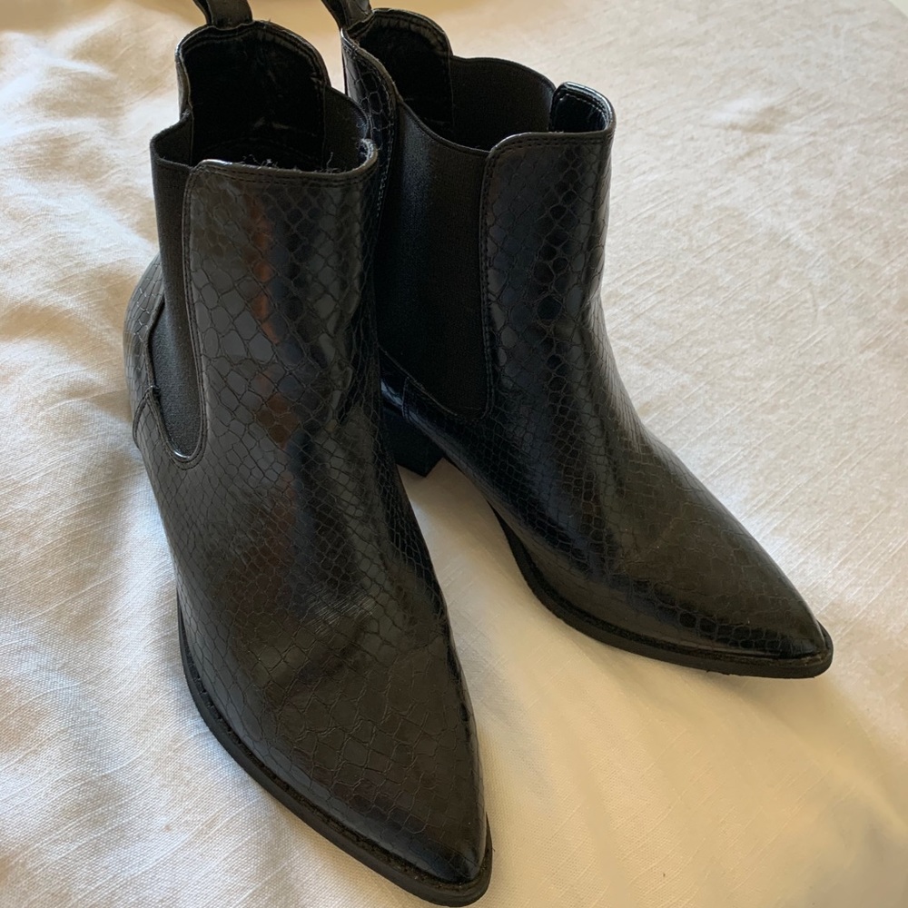 Olivia Miller size 8 Black boots